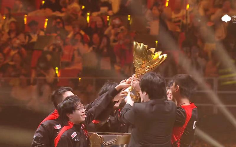 Assum：Baolan人很好，他会提醒我们要回城和买真眼